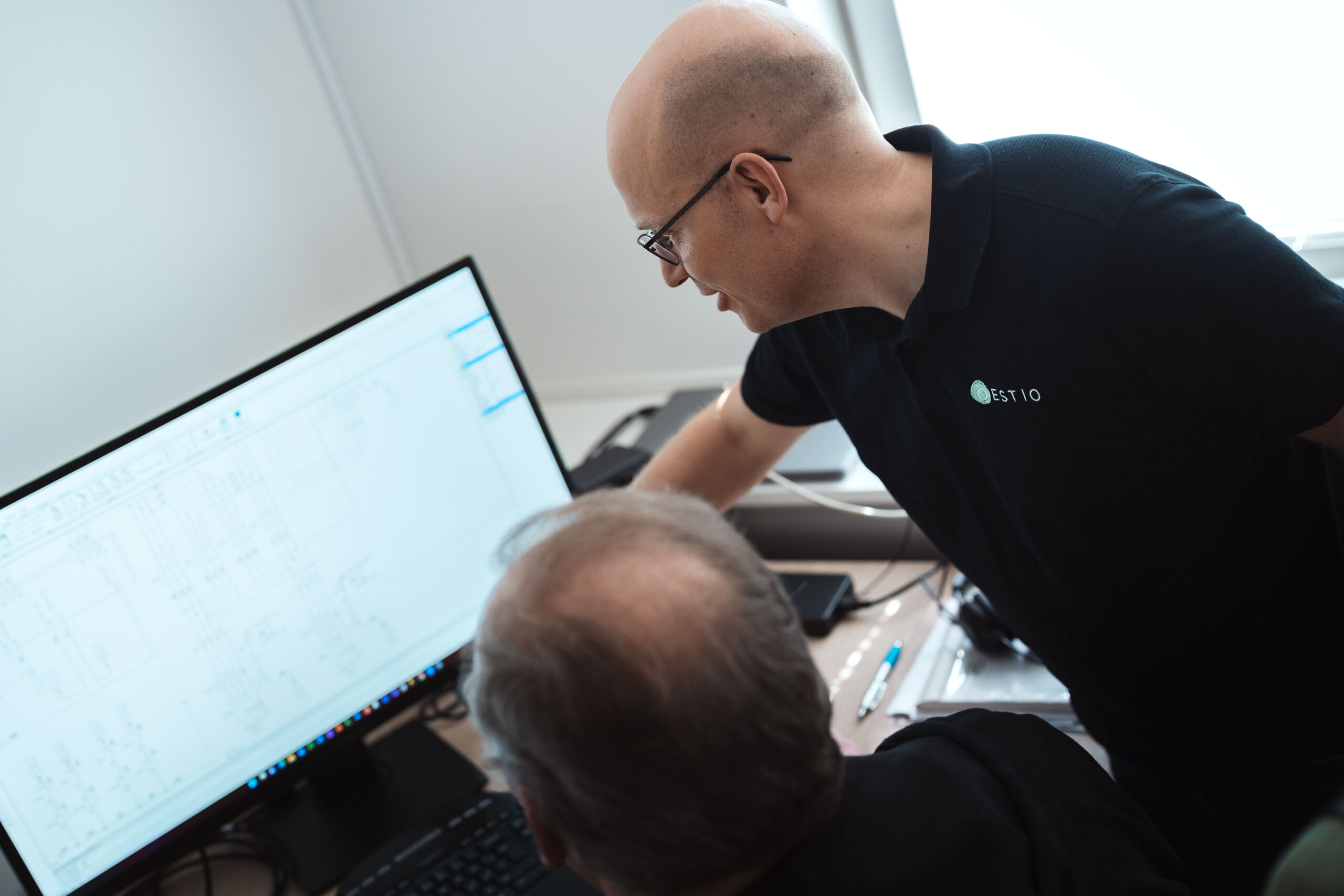 Två på Qestio som arbetar på en dator