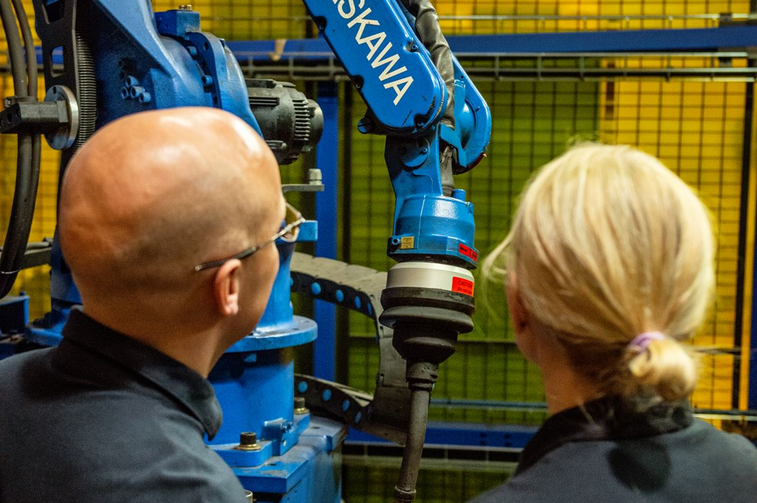 Bild på två från Qestio och automation i bakgrunden